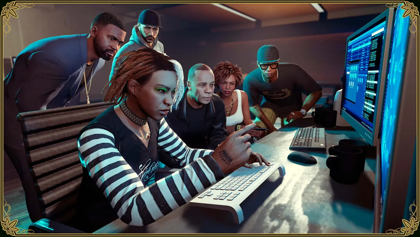 L'équipe de l'Agency dans GTA Online réunie autour d'un grand écran d'ordinateur : la hackeuse Imani au clavier, Franklin, Lamar et d'autres personnages penchés derrière elle dans la pénombre du bureau