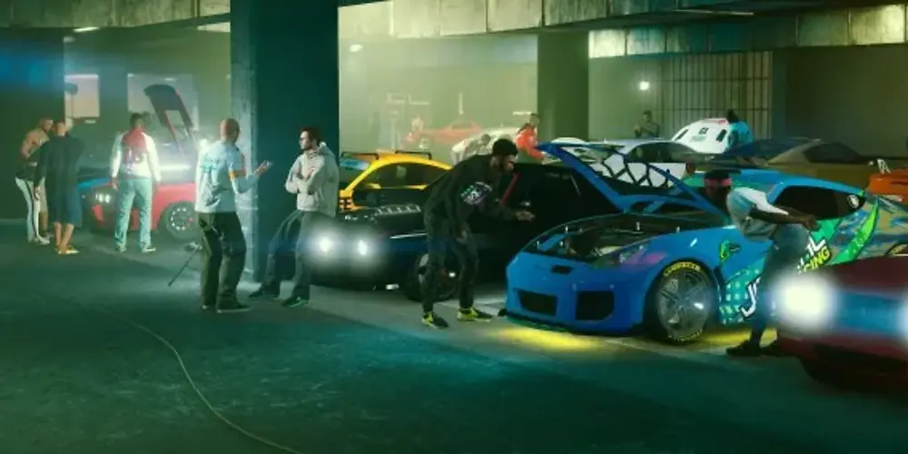 Des joueurs de GTA Online rassemblés autour de voitures de sport aux capots ouverts, éclairées par des néons de bas de caisse, dans un garage