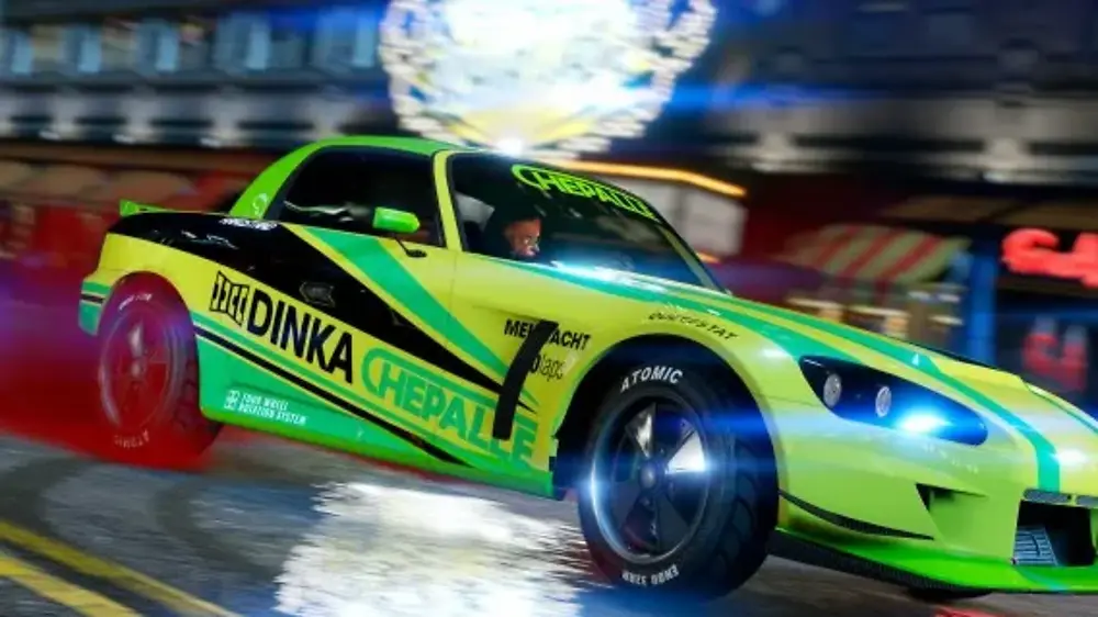 Une Dinka décapotable vert et jaune couverte de stickers de sponsors part en drift de nuit sur une route mouillée de Los Santos