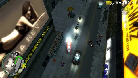 Rue de Liberty City de nuit vue du dessus dans GTA Chinatown Wars : voitures sur la chaussée, une affiche façon presse sur une façade à gauche et une grande enseigne parodique de magasin discount, slogan « buy more, spend less », éclairée à droite