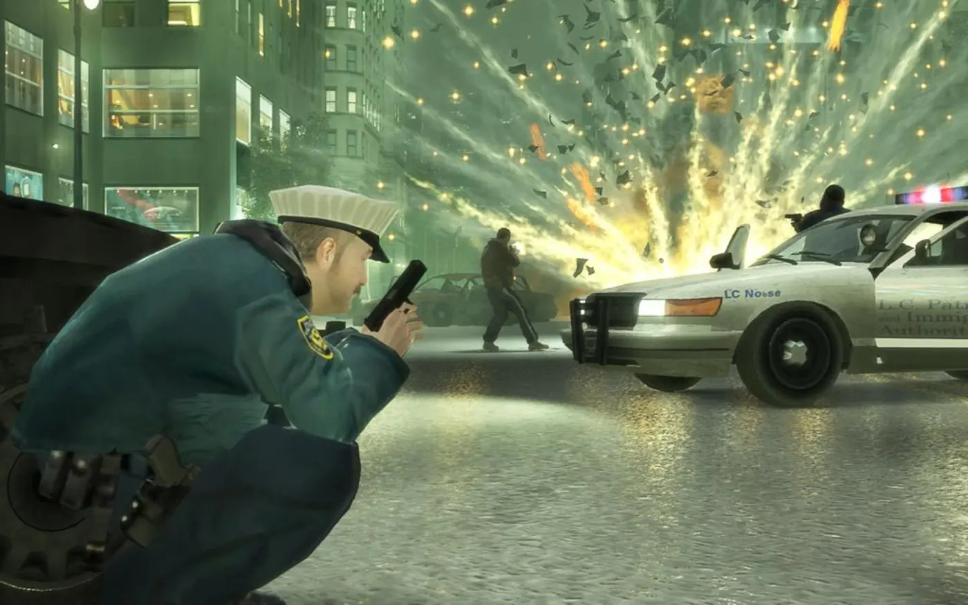 Fusillade nocturne dans Liberty City : un agent des forces de l'ordre accroupi pistolet au poing, explosion et billets dans les airs, voiture de police, dans GTA IV
