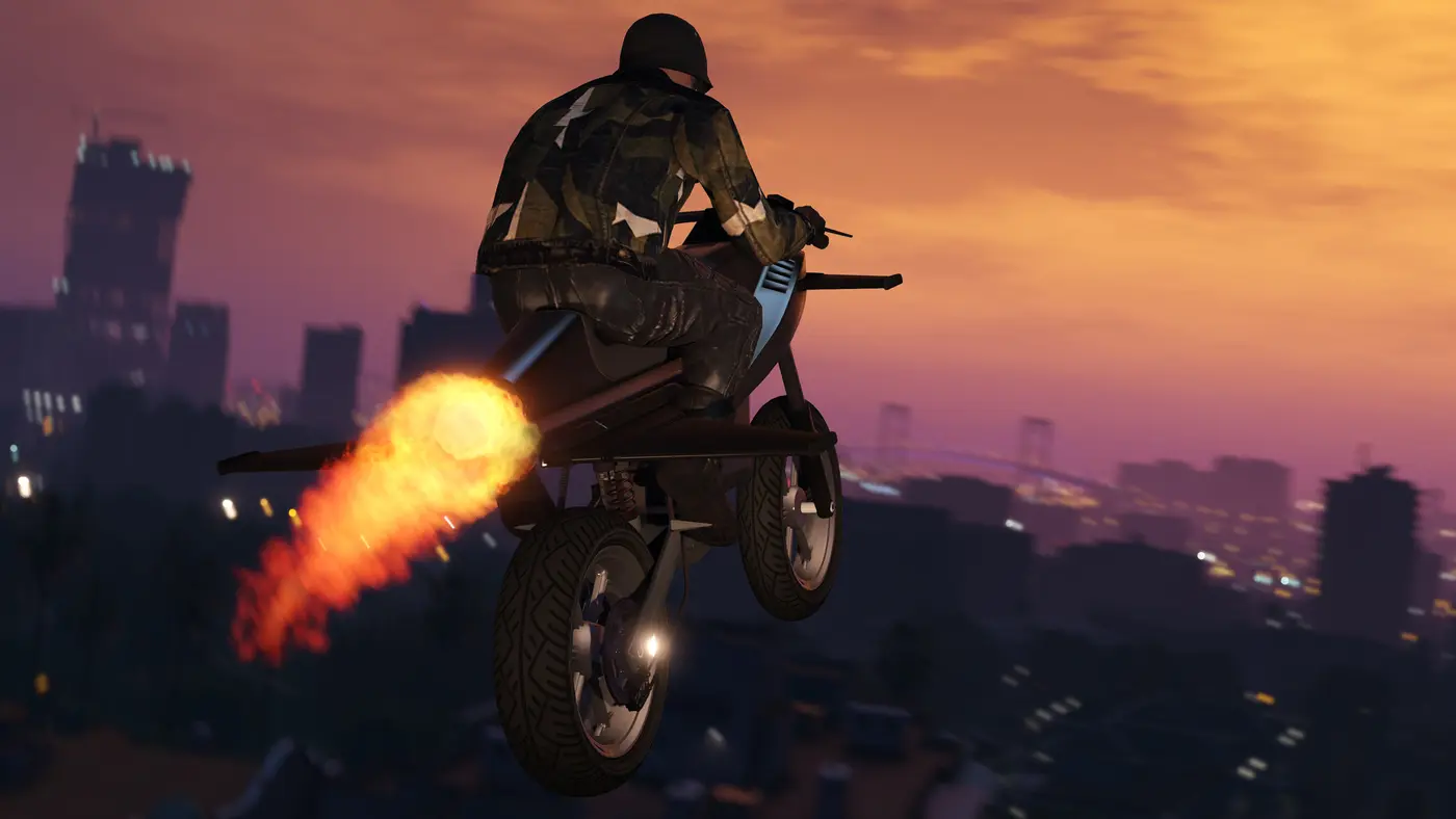 Un motard décolle d'une rampe au coucher du soleil dans GTA 5, moto en l'air au-dessus des lumières de Los Santos