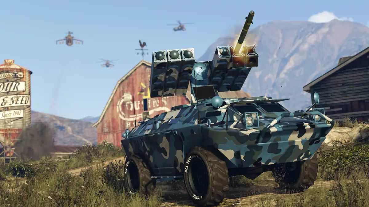 Capture de GTA Online : véhicule blindé APC camouflé équipé de lance-missiles devant une grange, hélicoptères de combat dans le ciel