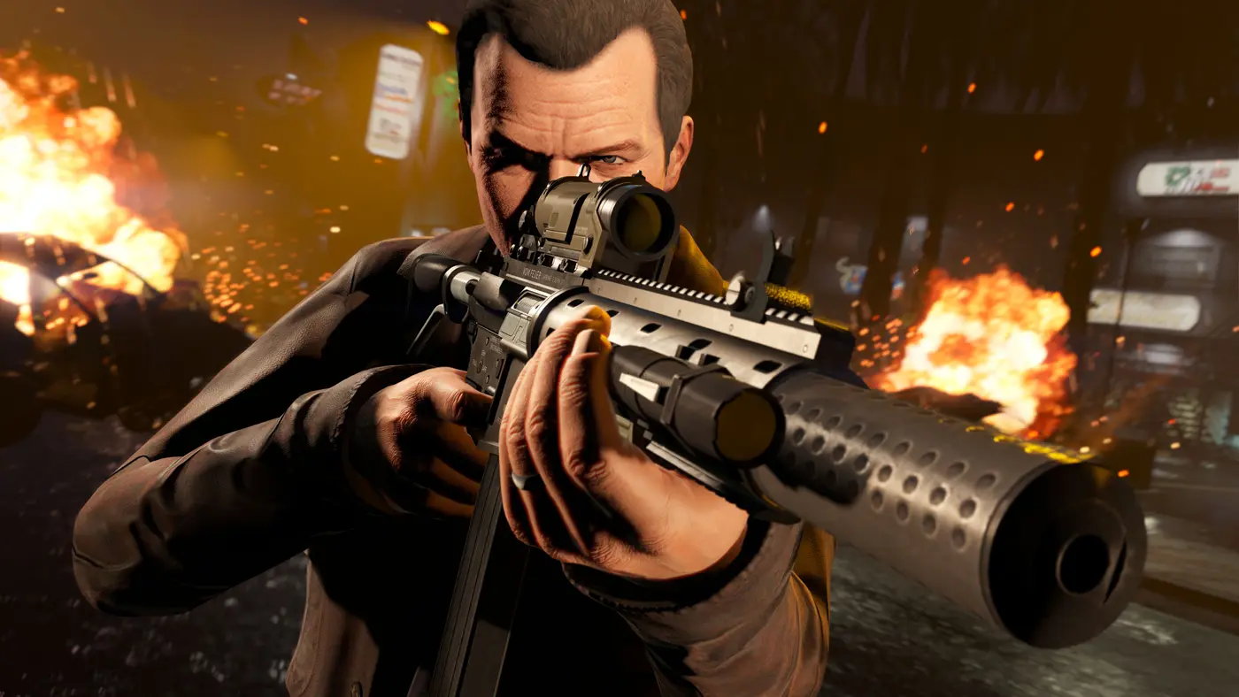 Capture officielle de GTA 5 : Michael De Santa vise avec une carabine équipée d'une lunette et d'un silencieux, des explosions et des enseignes lumineuses derrière lui