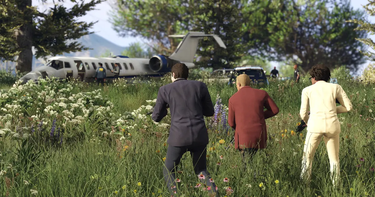 Capture de GTA Online : trois joueurs en costume traversent un champ de fleurs vers un jet privé sous la garde d'agents fédéraux