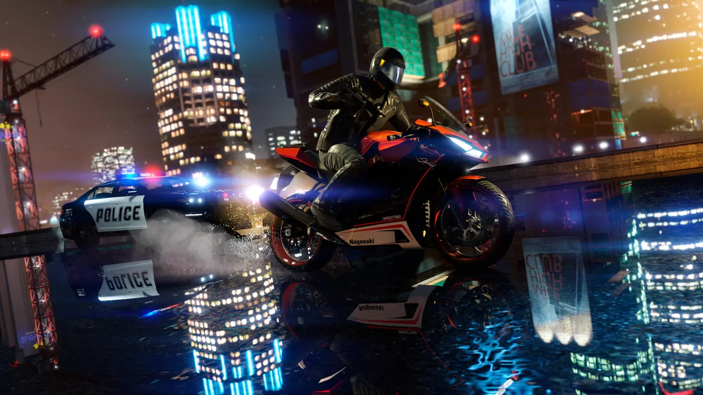 GTA 5 Enhanced sur PC : un motard en combinaison fuit une voiture de police entre des gratte-ciel illuminés, néons reflétés sur une chaussée inondée