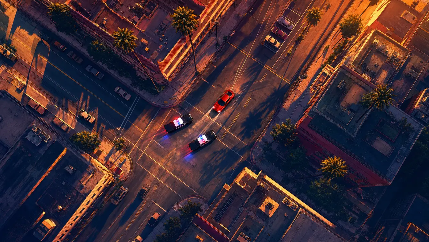 Illustration cinématique en vue de dessus d'une métropole américaine des années 90 au coucher de soleil, quadrillage de rues, minuscules voitures et une berline volée fuyant deux voitures de police, dans une palette orangée façon jaquette GTA