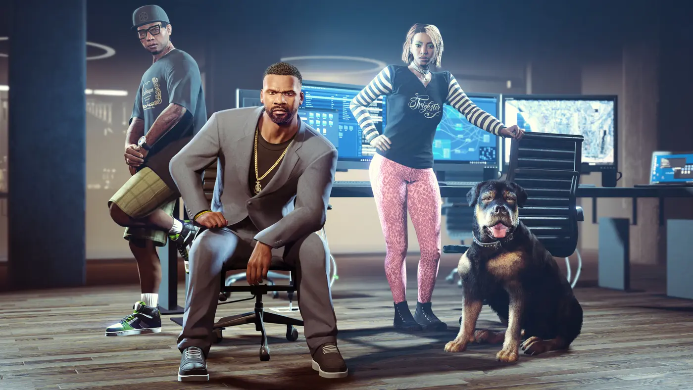 Capture officielle de GTA Online : le bureau de l'Agency de The Contract, Franklin Clinton en costume assis devant un mur d'écrans de surveillance, entouré de Lamar Davis, d'une associée et du chien Chop