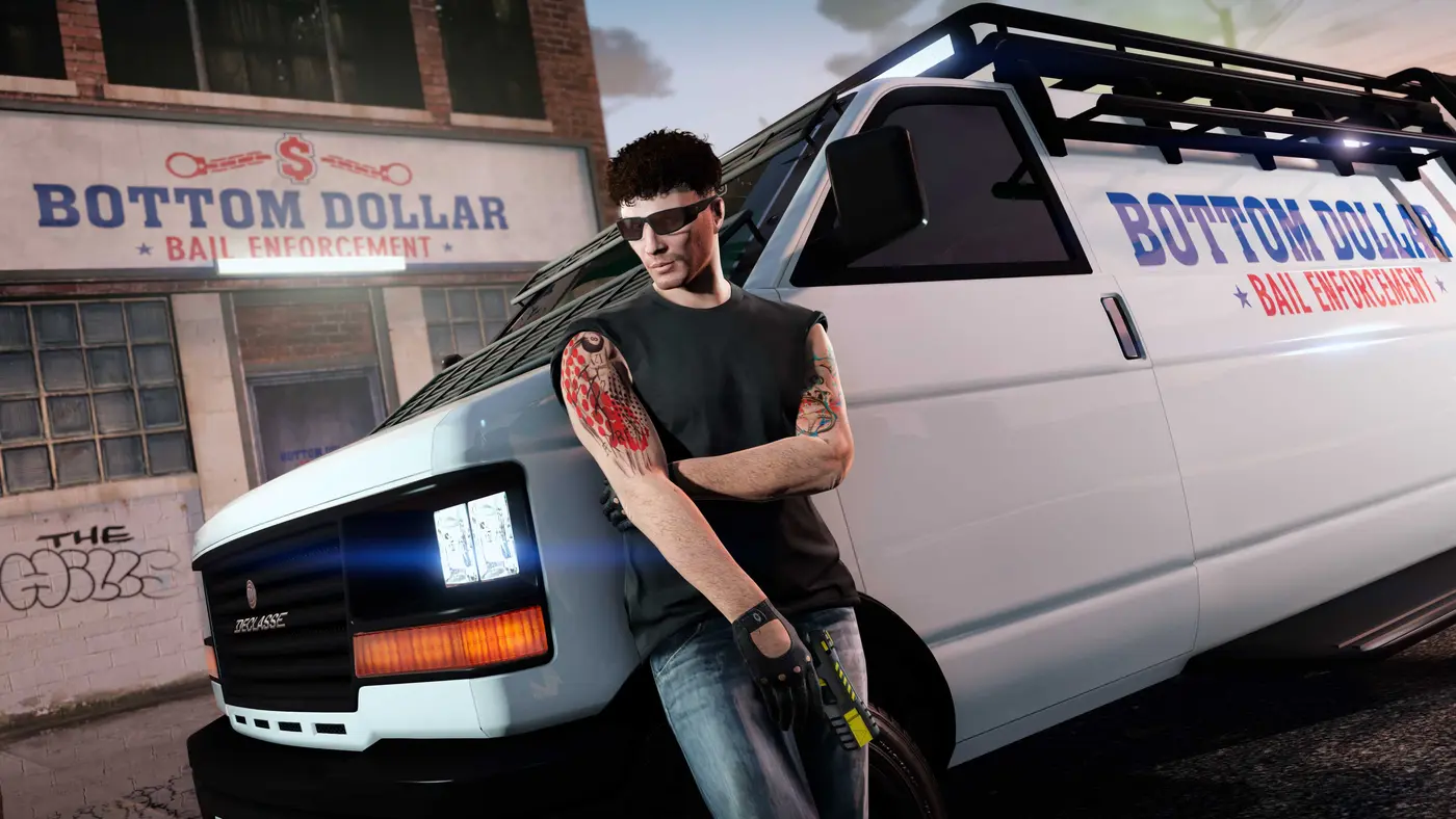 Un chasseur de primes en débardeur noir, lunettes de soleil et pistolet à impulsion électrique à la main, adossé au van blanc Declasse aux couleurs de Bottom Dollar Bail Enforcement, devant le QG du business dans un quartier industriel de Los Santos au crépuscule