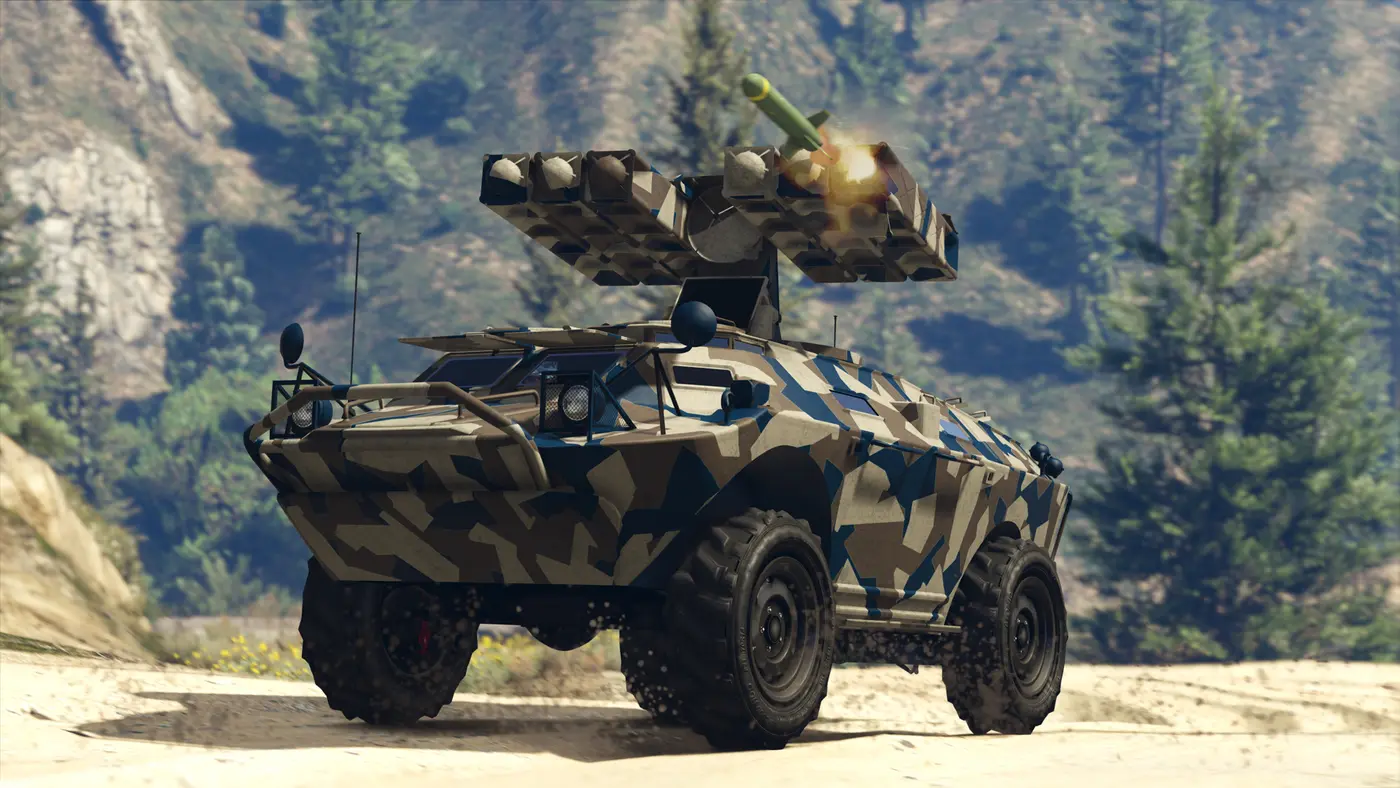 Véhicule blindé camouflé de GTA Online tirant un missile sur une piste de montagne boisée