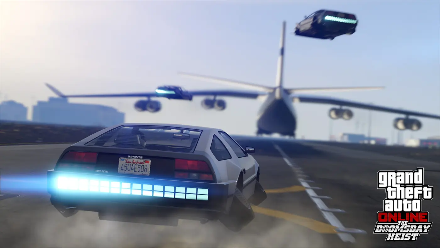 L'Imponte Deluxo, coupé sport gris inspiré de la DeLorean, sur une piste d'aéroport, réacteurs bleus allumés, tandis qu'un second Deluxo vole au-dessus de la piste