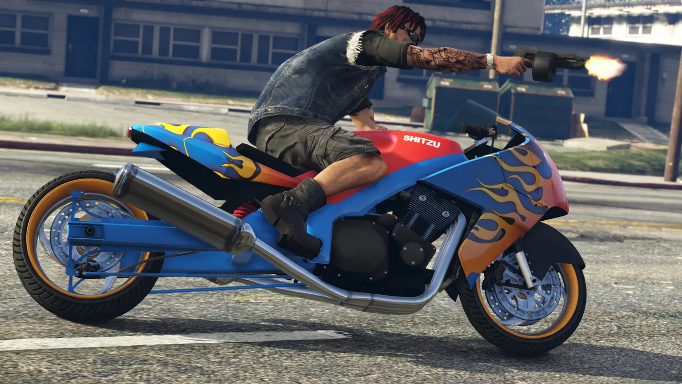 Un motard tire une arme en plein drive-by depuis une moto sport de marque Shitzu, décorée de flammes bleues et jaunes, dans une rue de Los Santos en plein jour