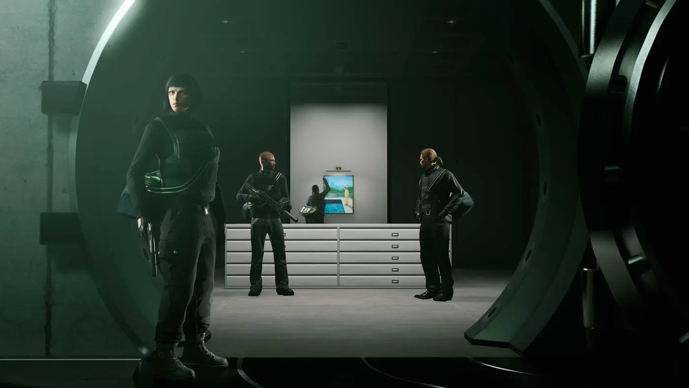 Capture officielle de GTA Online : à l'intérieur de la chambre forte du Kortz Center, dont l'épaisse porte blindée circulaire est ouverte, trois braqueurs en tenue tactique noire montent la garde pendant qu'un quatrième décroche un tableau accroché au mur du fond