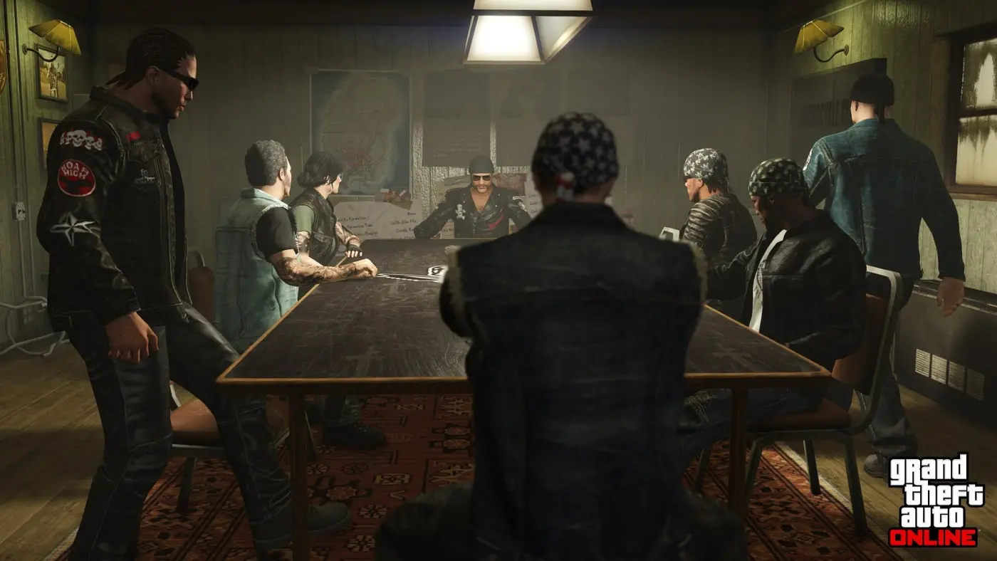 Une dizaine de membres d'un Motorcycle Club en vestes de cuir et bandanas se réunissent autour d'une grande table dans la salle du conseil d'un clubhouse, le président assis au bout, une carte de la région punaisée au mur