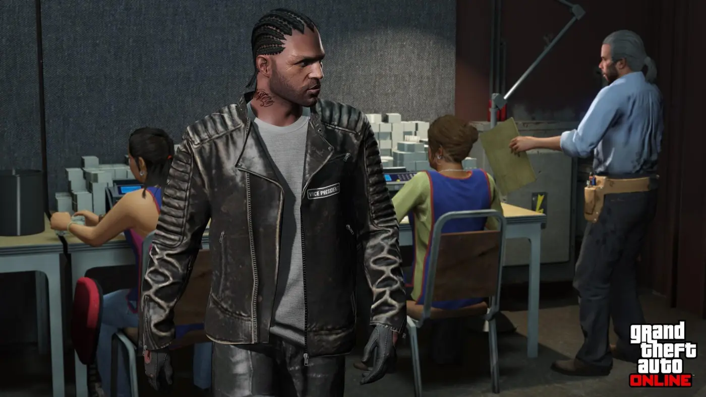 Dans une usine de faux billets de GTA Online, un membre du club au blouson floqué « Vice President » se tient devant des ouvrières qui impriment et empaquettent des liasses de dollars sur des presses