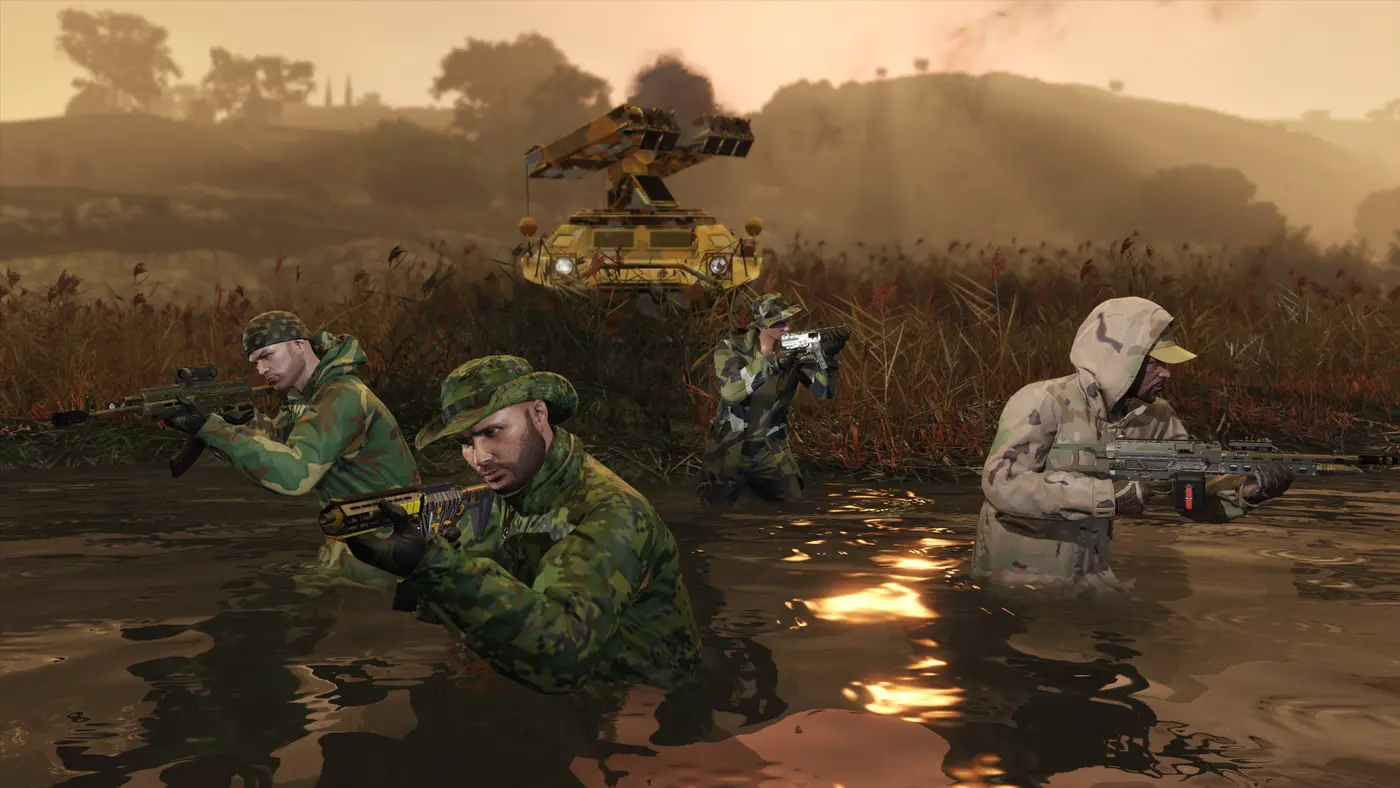 Quatre personnages en tenue de camouflage progressent dans un marécage de l'eau jusqu'à la taille, armes lourdes et fusils à lunette Mk II en main, un véhicule radar jaune à l'arrière-plan au coucher du soleil