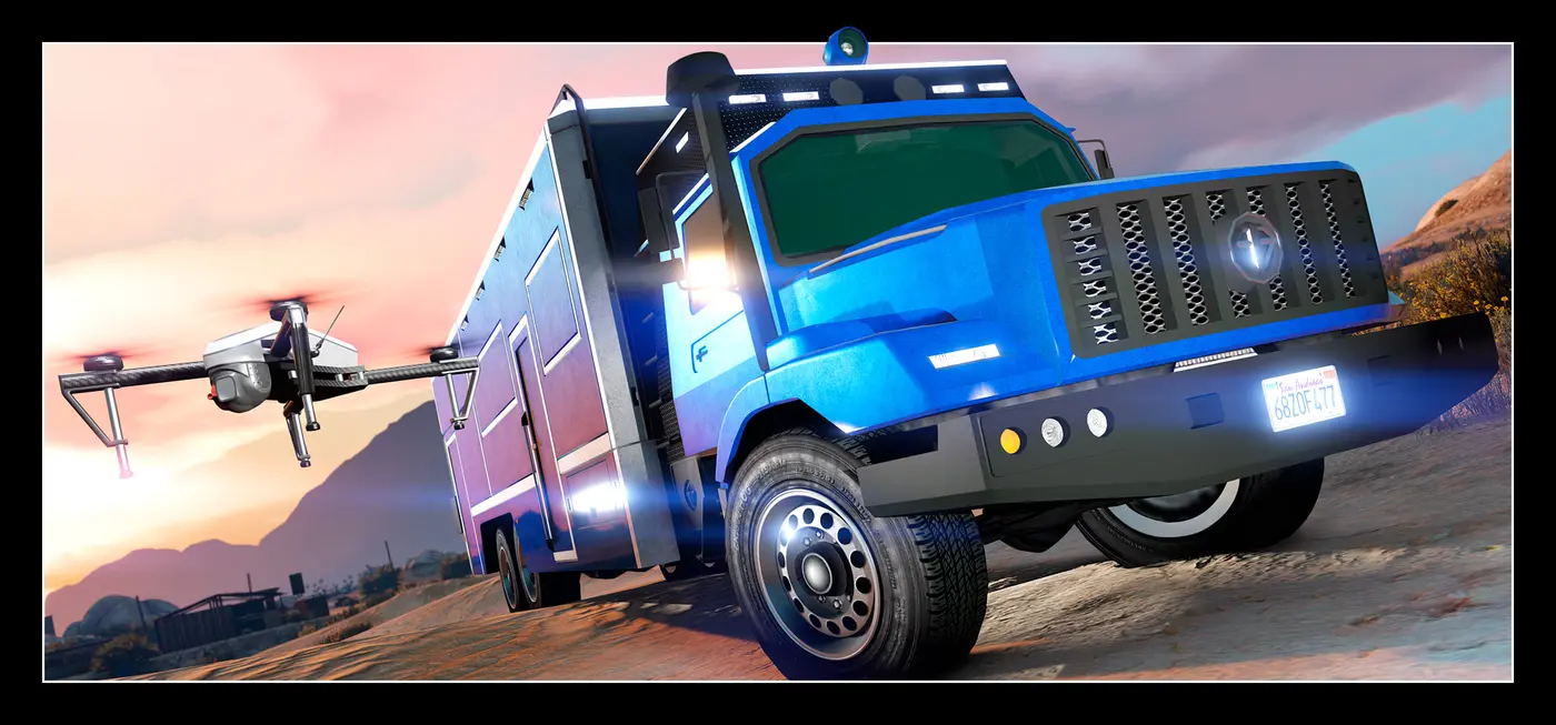 Le Benefactor Terrorbyte, gros camion de commandement blindé bleu nuit, déploie un drone dans le désert de San Andreas au coucher du soleil