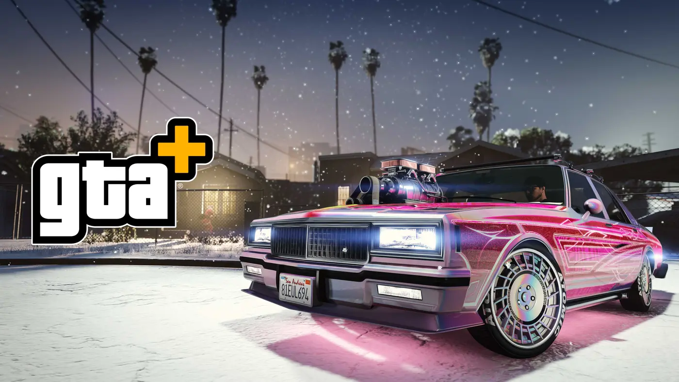 Capture de GTA Online aux couleurs de GTA+ : un lowrider rose aux motifs personnalisés garé dans un quartier enneigé de Los Santos la nuit, palmiers et lignes électriques en arrière-plan