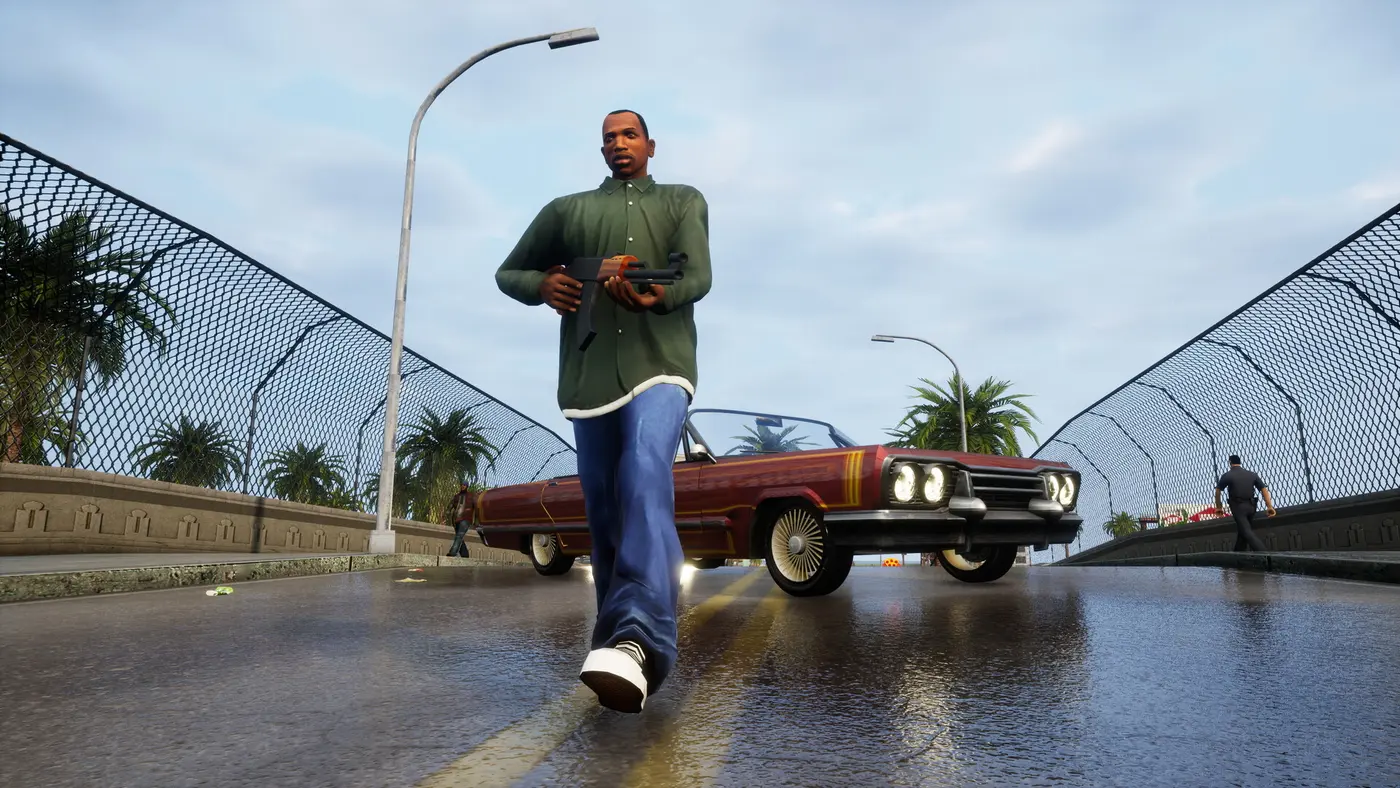 Carl CJ Johnson marche arme à la main devant un lowrider rouge aux jantes chromées, sur un pont mouillé de Los Santos sous un ciel gris