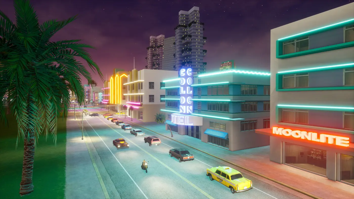Rue de Vice City la nuit bordée de palmiers, d'hôtels Art déco aux néons roses, bleus et orange, avec voitures anciennes et taxi jaune sur la chaussée
