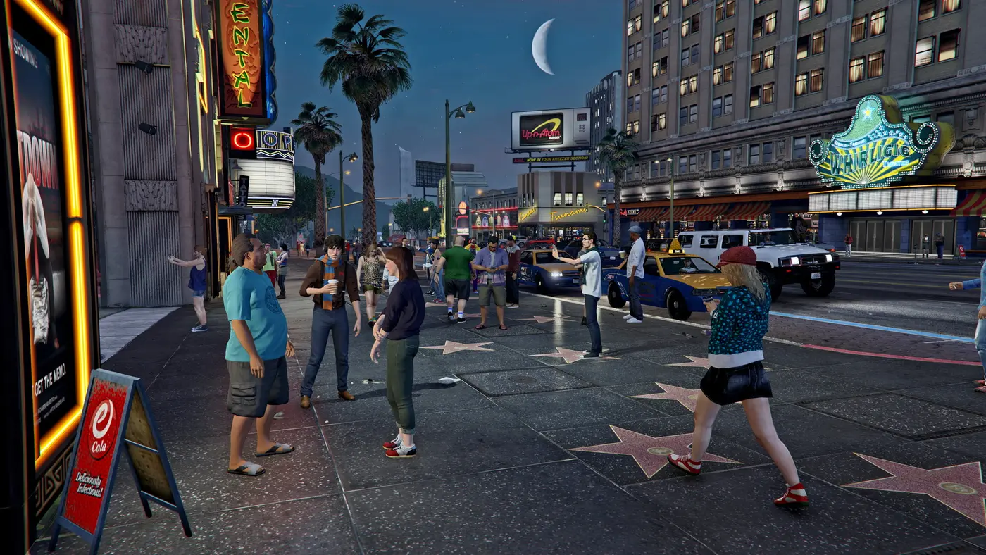Vinewood Boulevard de nuit dans GTA V : passants sur les étoiles du Walk of Fame, taxis jaunes, enseignes lumineuses de théâtres et croissant de lune