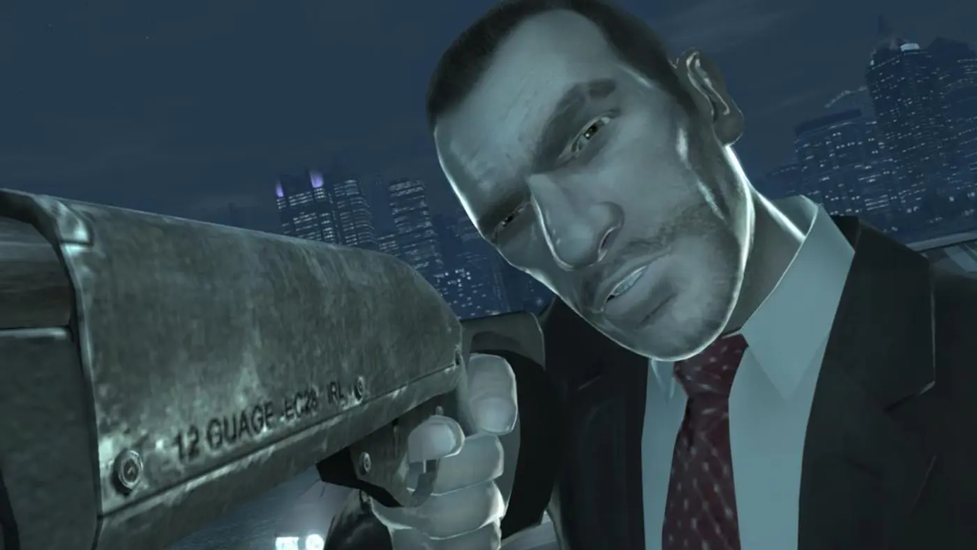 Gros plan sur Niko Bellic en costume sombre, pointant un fusil à pompe, devant les gratte-ciel nocturnes illuminés de Liberty City dans GTA IV
