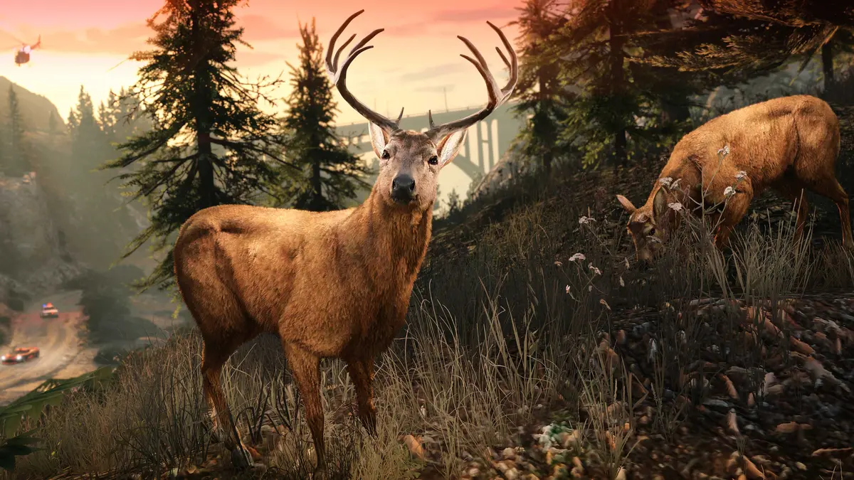 Deux cerfs dans une forêt de conifères au coucher du soleil dans GTA V Enhanced, un pont en arc visible en contrebas dans la vallée