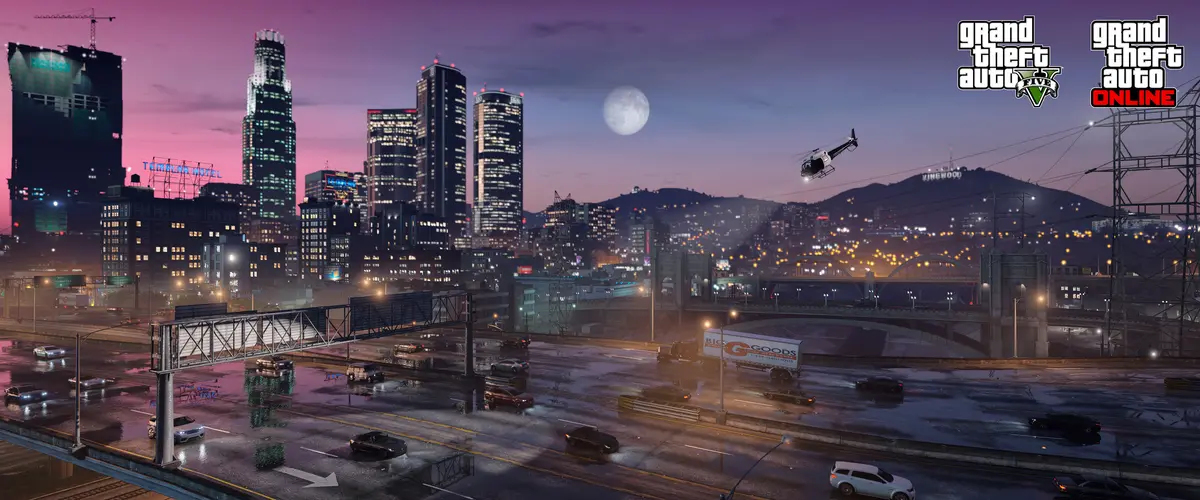 Vue panoramique de Los Santos de nuit dans GTA V Enhanced : gratte-ciels illuminés sous la pleine lune, autoroute mouillée chargée de circulation, hélicoptère au-dessus des collines de Vinewood