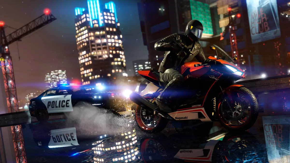 Motard en combinaison de cuir sur une sportive orange poursuivi de nuit par une voiture de police de Los Santos, gyrophares allumés et reflets sur l'asphalte mouillé