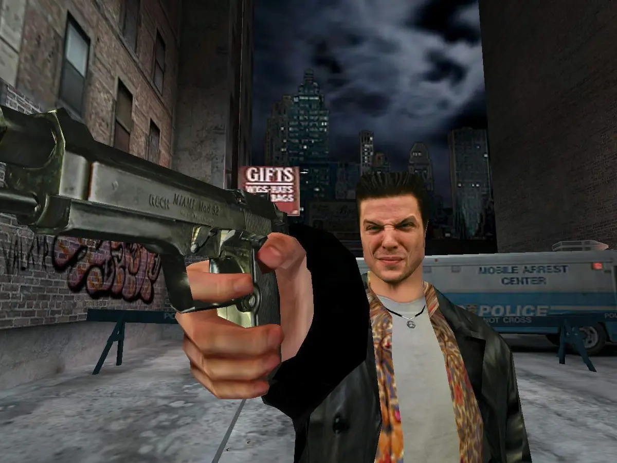 Capture de Max Payne (2001) : Max braque un pistolet vers la caméra dans une rue nocturne de New York, façades de briques taguées, ciel d'orage et fourgon de police en arrière-plan