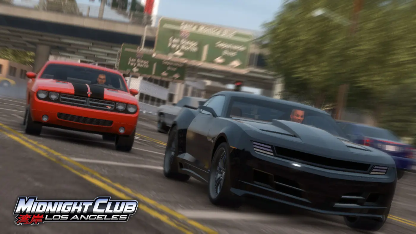 Course de rue dans Midnight Club: Los Angeles : une Dodge Challenger rouge à bandes noires et une muscle car noire foncent côte à côte sur un boulevard, sous les panneaux verts d'une bretelle d'autoroute de Los Angeles.