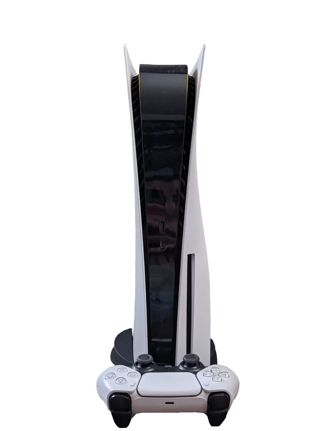Une PlayStation 5 blanche (édition à disque) posée à la verticale sur son socle, avec une manette DualSense blanche, sur fond blanc