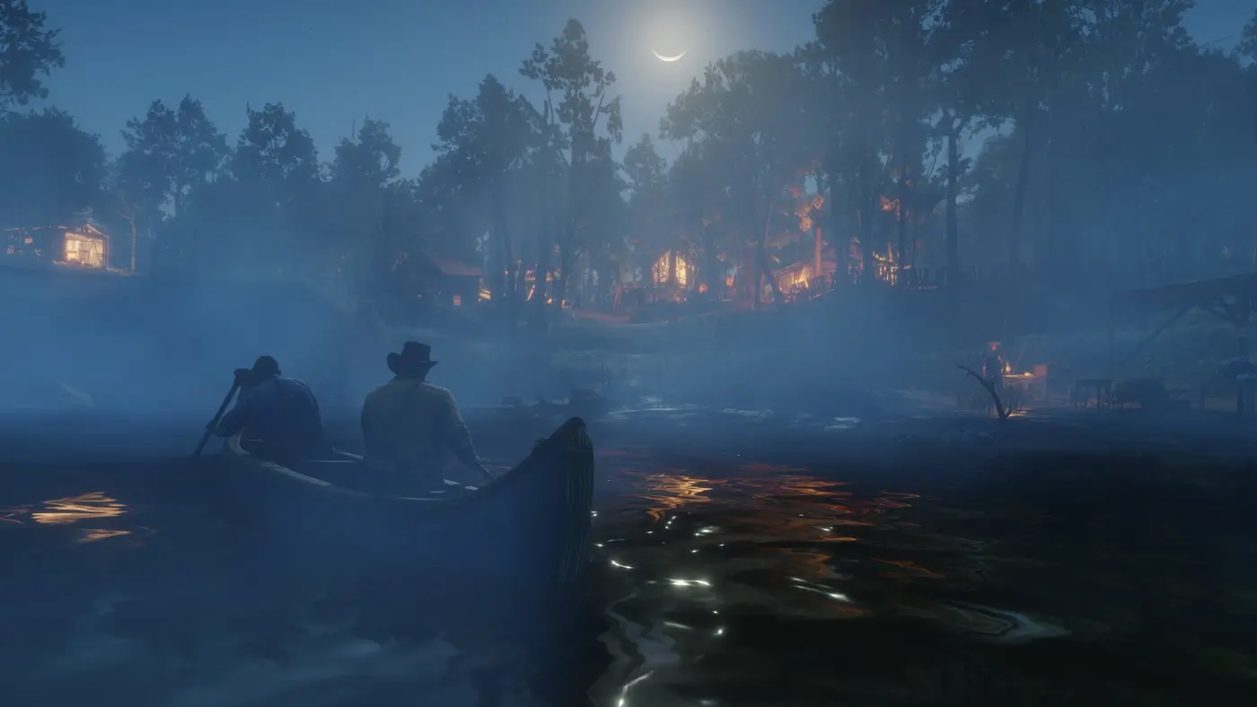 Deux personnages pagaient en canoë sur un marais brumeux baigné de lune, un campement éclairé de lanternes orange visible sur la berge, dans Red Dead Redemption 2