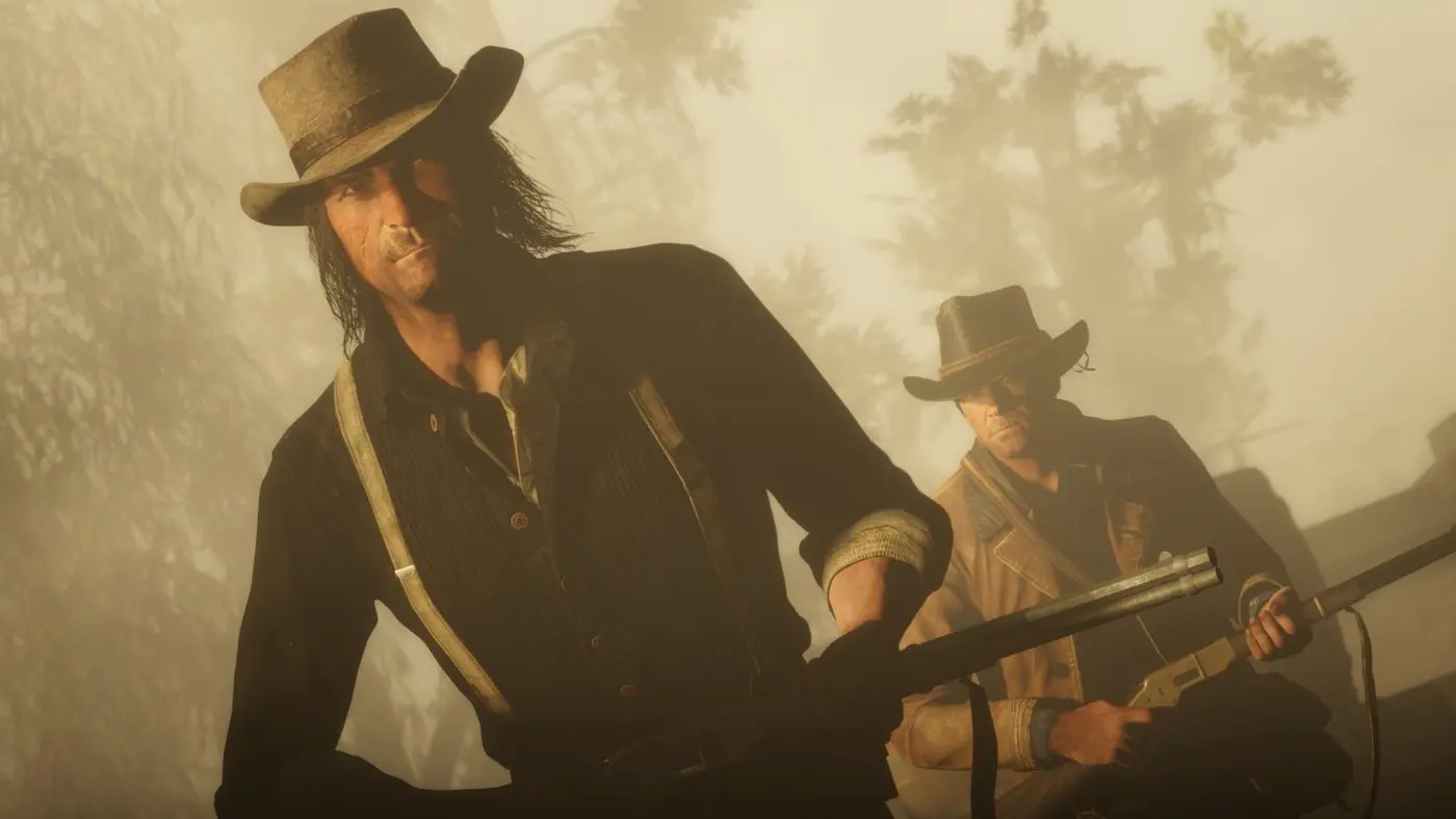Deux hors-la-loi de la bande Van der Linde, chapeaux et fusil à levier en main, dans une lumière dorée et brumeuse de fin de journée dans Red Dead Redemption 2
