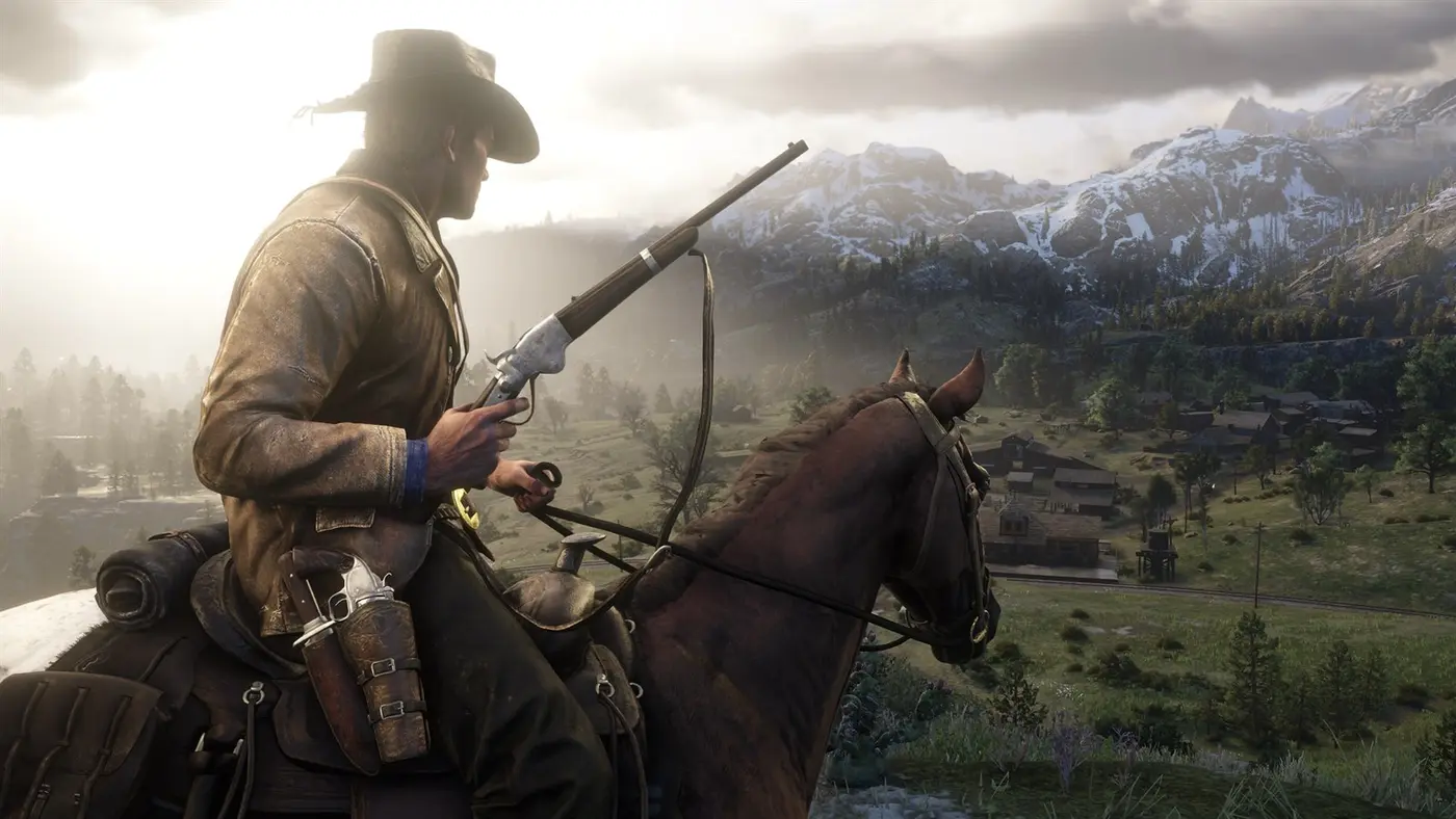 Arthur Morgan à cheval, carabine à la main, domine une vallée verte au pied de montagnes enneigées