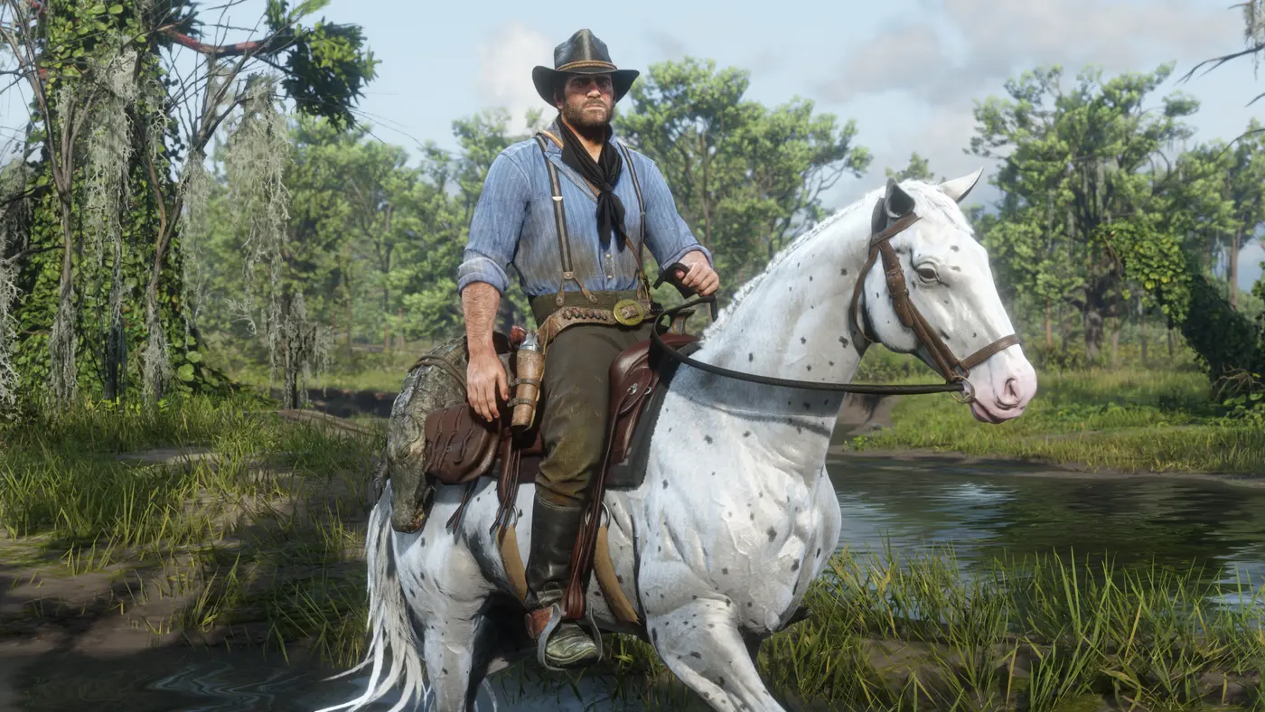 Arthur Morgan sur un cheval blanc moucheté, une carcasse d'alligator sanglée derrière la selle, dans un sous-bois marécageux au bord de l'eau