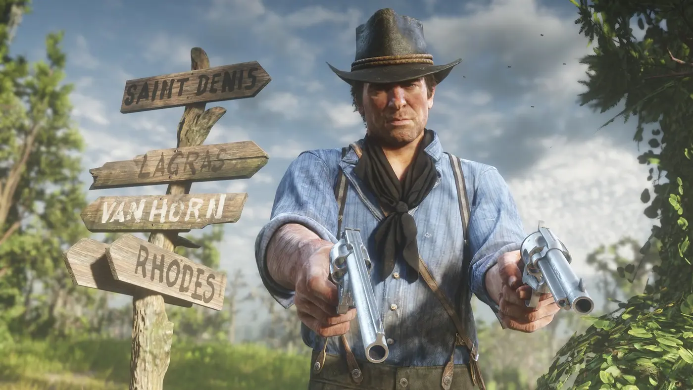 Arthur Morgan, chemise bleue et foulard noir, braque deux revolvers devant un poteau indicateur vers Saint Denis, Lagras, Van Horn et Rhodes
