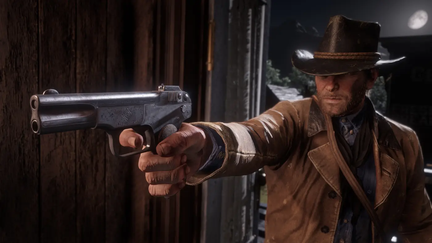 Arthur Morgan, veste en cuir marron et chapeau, braque un pistolet semi-automatique dans l'encadrement d'une porte, de nuit sous la lune