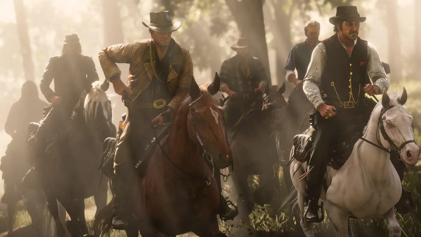 Arthur Morgan et Dutch van der Linde, sur son cheval blanc, galopent en tête de la bande dans un sous-bois baigné de lumière