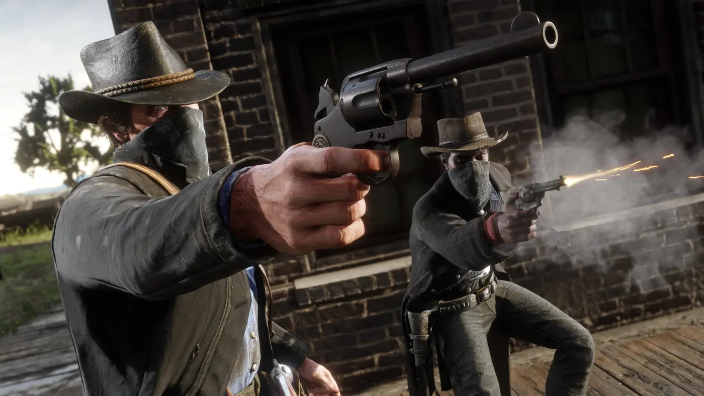 Deux hommes armés faisant feu au revolver dans Red Dead Redemption 2, l'un saisi en plein éclair de tir sur un porche en bois