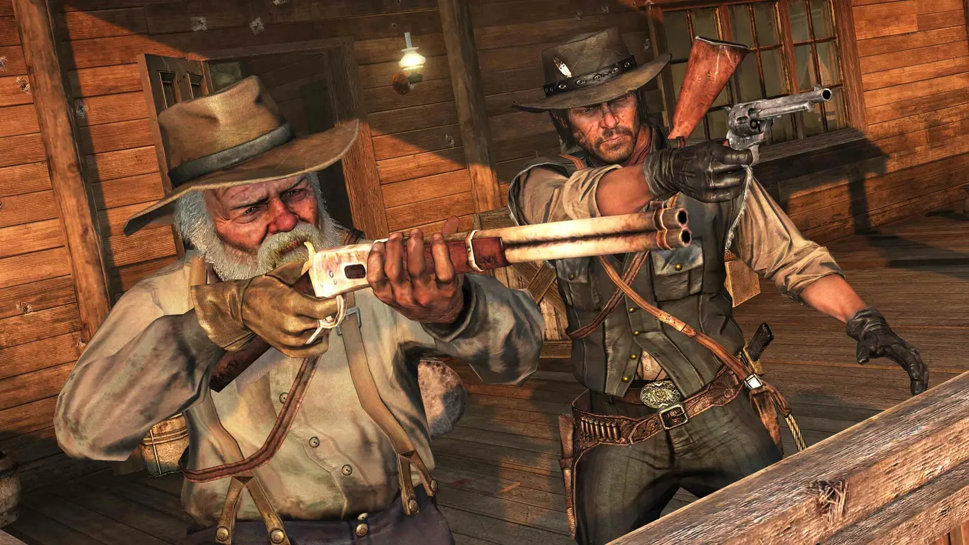 Un cow-boy braque son revolver aux côtés d'un vieil homme à barbe blanche qui épaule un fusil, sur le porche en bois d'une maison de Red Dead Redemption