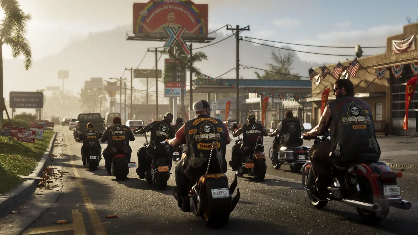 Un gang de motards traverse une route commerçante ensoleillée de l'État de Leonida dans GTA VI, station-service et panneaux publicitaires en arrière-plan