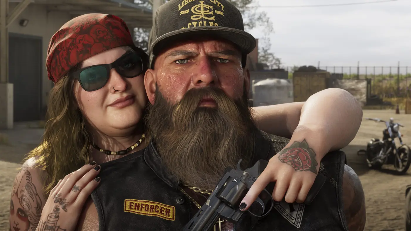 Gros plan de deux bikers de GTA VI, détail extrême de la peau, de la barbe et des tatouages
