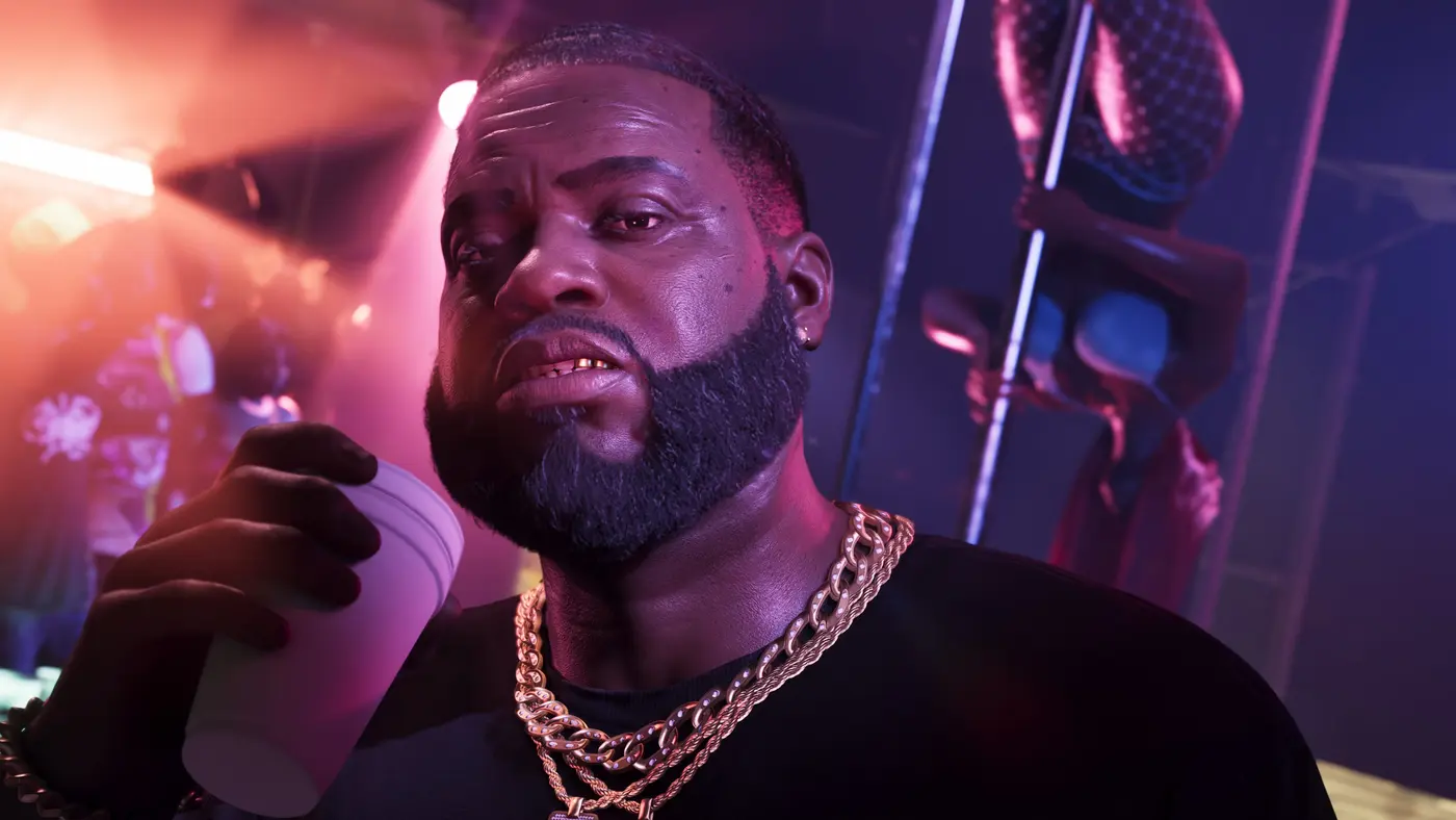 Gros plan d'un homme barbu portant d'épaisses chaînes en or dans un club de GTA VI, visage éclairé par des néons roses et violets, peau et grain de barbe rendus dans le moindre détail, danseuse floue à l'arrière-plan