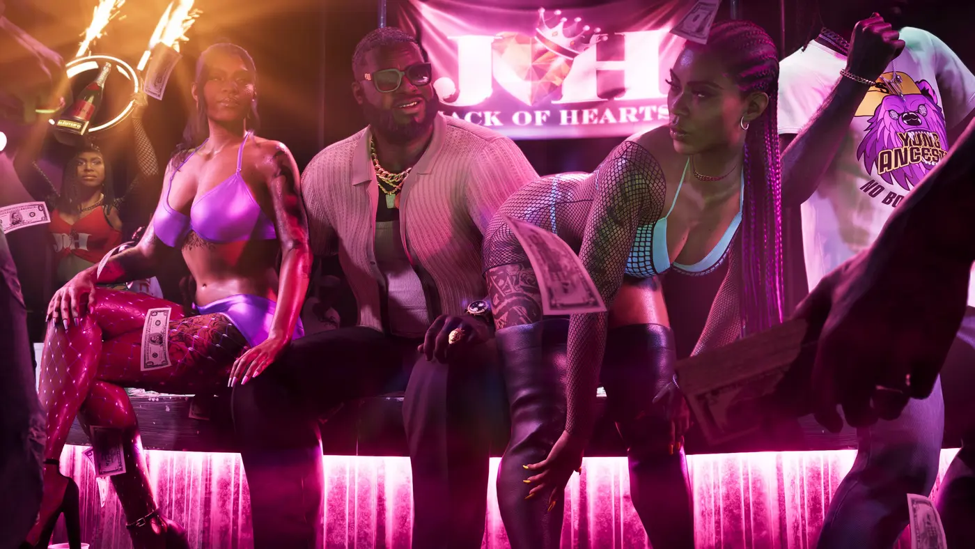 Un homme en gilet clair, chaîne en or et lunettes de soleil assis dans un carré VIP d'un club aux néons roses, entouré de danseuses, des billets en l'air sous une bannière Jack of Hearts
