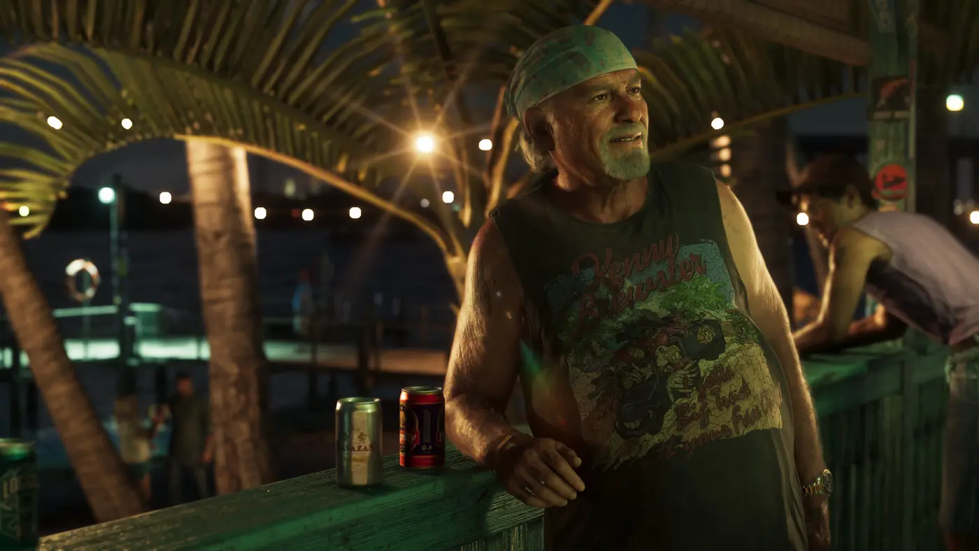 Homme âgé en marcel et bandana accoudé à la rambarde en bois d'un bar de plage au crépuscule dans GTA VI, palmiers éclairés, front de mer parsemé de guirlandes lumineuses et de PNJ jusqu'à l'horizon