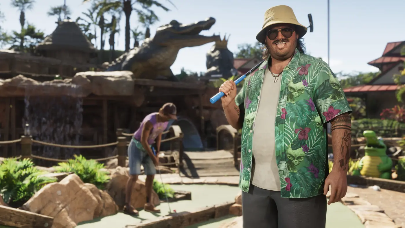 Cal Hampton, homme corpulent en chemise hawaïenne à motif tropical (créatures vertes et fleurs roses) et lunettes de soleil, un club de golf sur l'épaule, sur un mini-golf de Leonida avec une statue d'alligator géante, des cascades et des palmiers en arrière-plan dans GTA VI