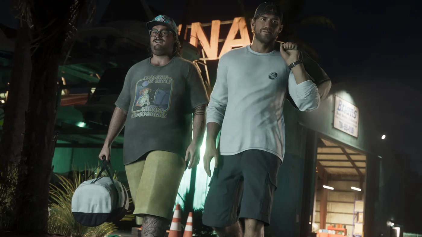 Deux hommes s'éloignent de nuit d'une marina, l'un en lunettes et casquette portant un sac de sport, l'autre plus grand en haut clair, sous une enseigne au néon, dans l'ambiance des Leonida Keys