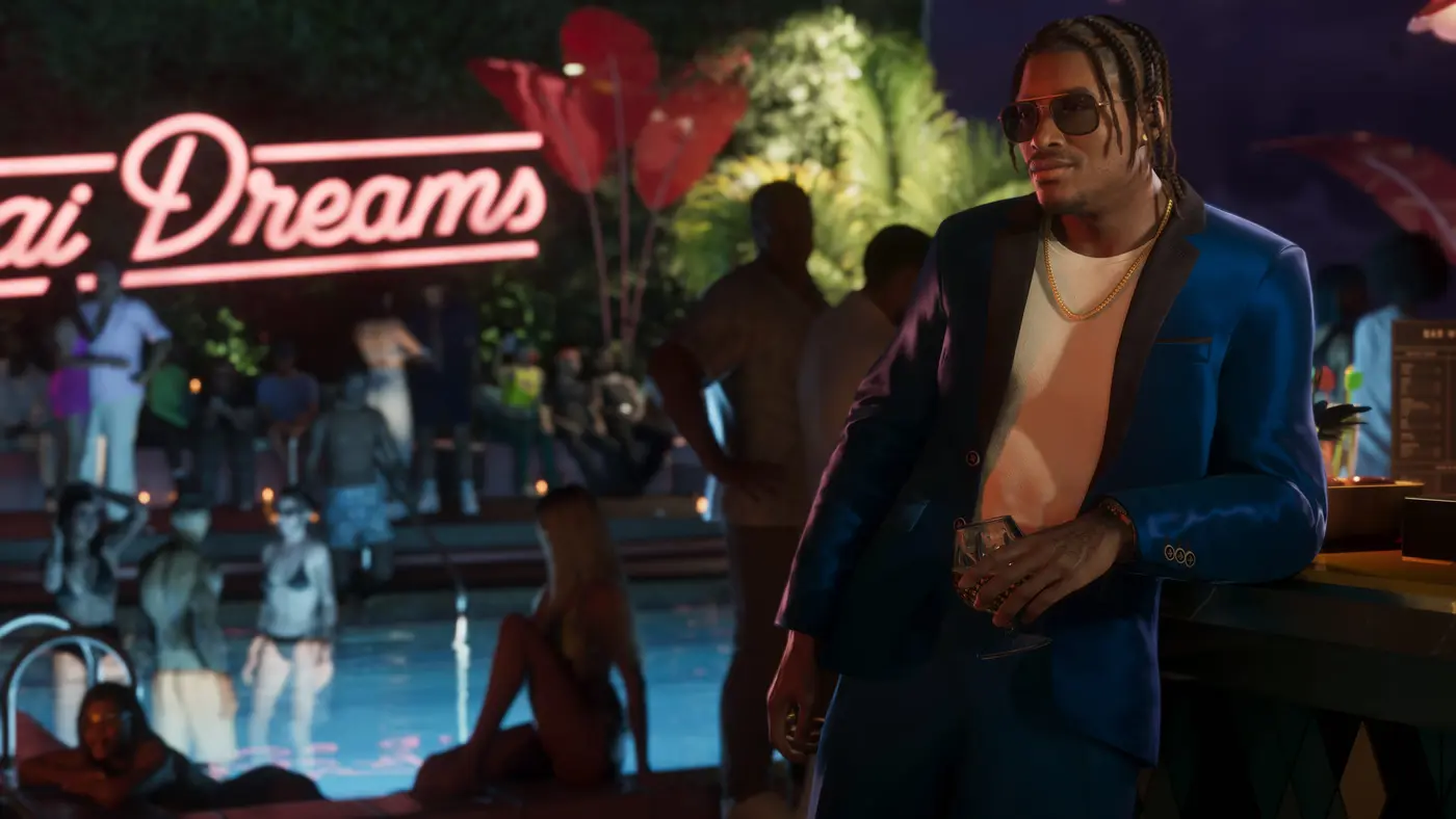 Homme en costume bleu et lunettes de soleil à une soirée au bord d'une piscine de nuit dans GTA VI, enseigne néon rose en arrière-plan, foule de personnages éclairés autour du bassin qui se reflète dans l'eau
