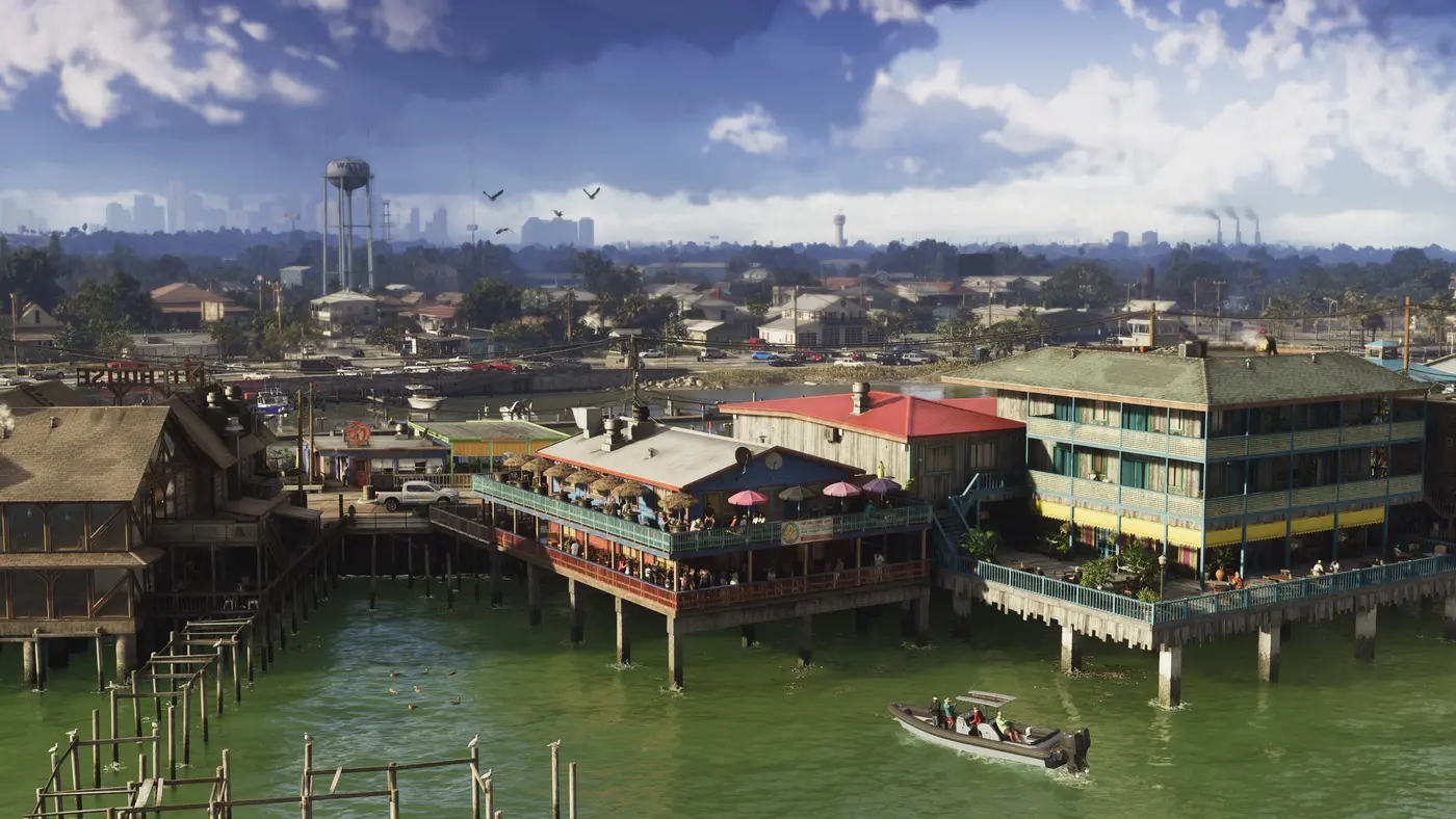 Vue large d'un front de mer sur pilotis avec un restaurant, un bateau sur l'eau verte et une skyline urbaine dans la brume au loin, dans GTA VI
